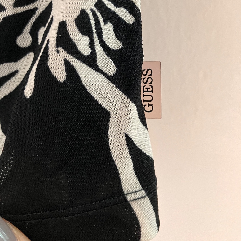GUESS BLACK &WHITE FLORAL HALTER - Picture 13 of 14